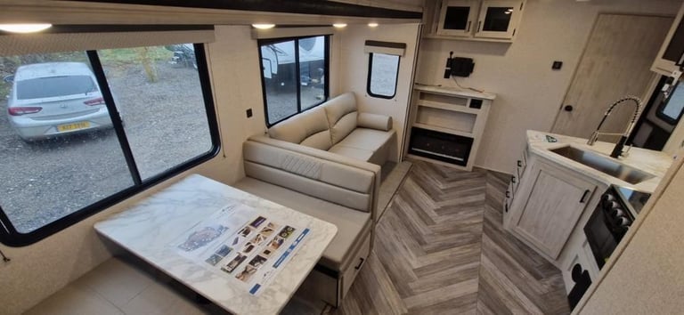 Brand New Forest River East To West Della Terra 323QB American Caravan 5th Wheel