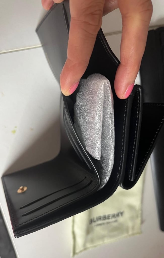 Burberry leather wallet 100% NEW