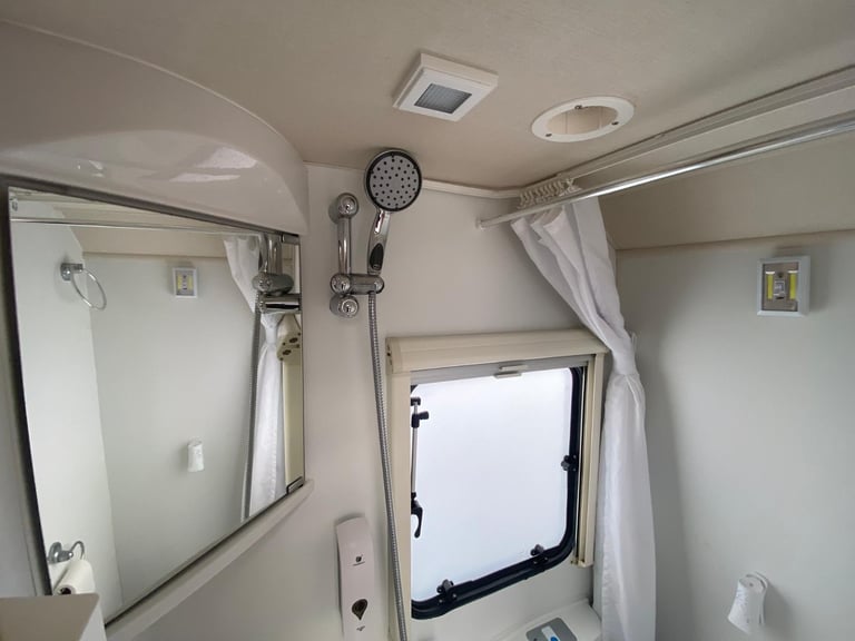 LUNAR ARIVA - 2018 - END KITCHEN - 2 BERTH - MOVER - PRISTINE CONDITION 