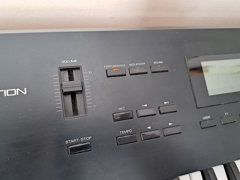 Roland W-30 Sampling Workstation Synthesizers Keyboard ( Rare ) + Metal Case