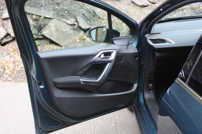 PEUGEOT 2008 1.2 PureTech Allure Premium 2019