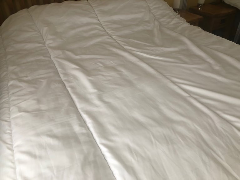 Silentnight Super Snuggly Toasty Warm 13.5 Tog Duvet Kingsize - hardly used (can post)