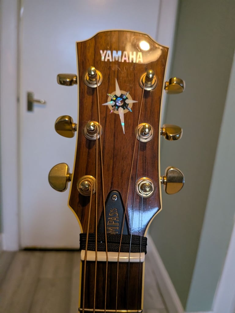 Yamaha CPX 900 SERIES semi-electric acoustic guitar 