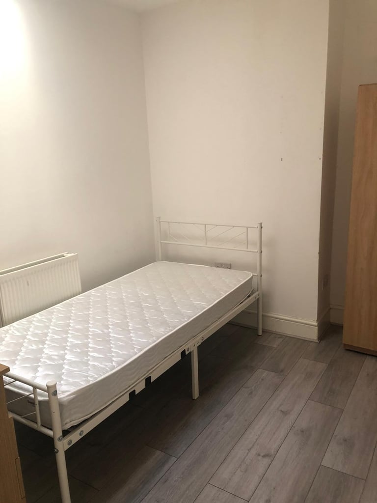 Spacious Double Room for Rent – Gants Hill / Ilford (IG1 4UH)