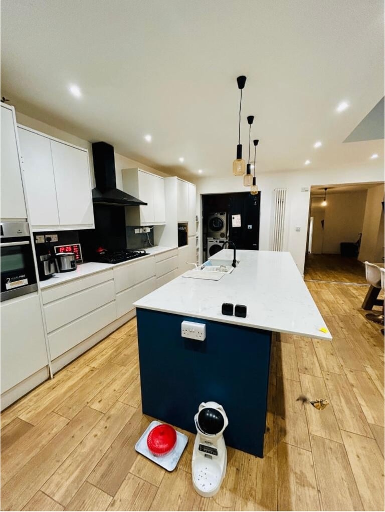 4 beds, 2 bathrooms - House N20 Russell Lane