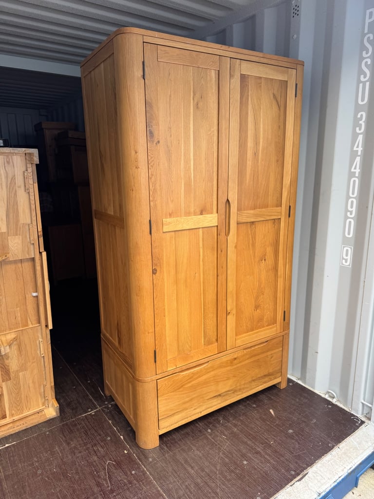 Romsey Solid oak wardrobe from oak furniture land RRP £794 Crack in front panel 