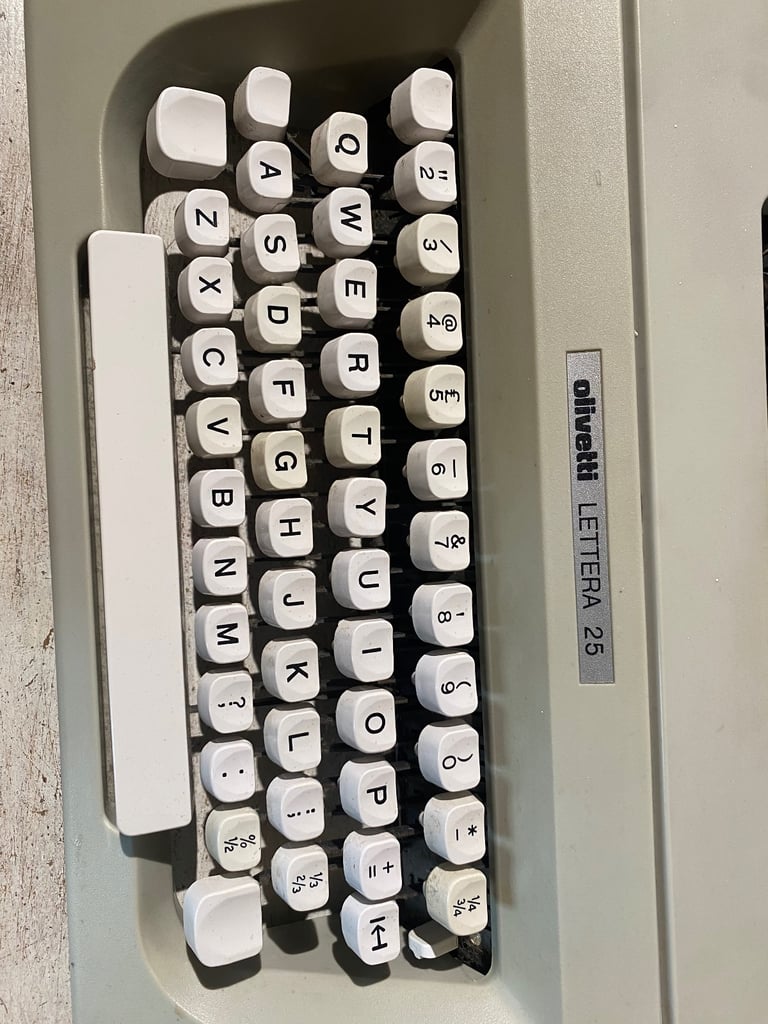 Olivetti Lettera 25 Typewriter