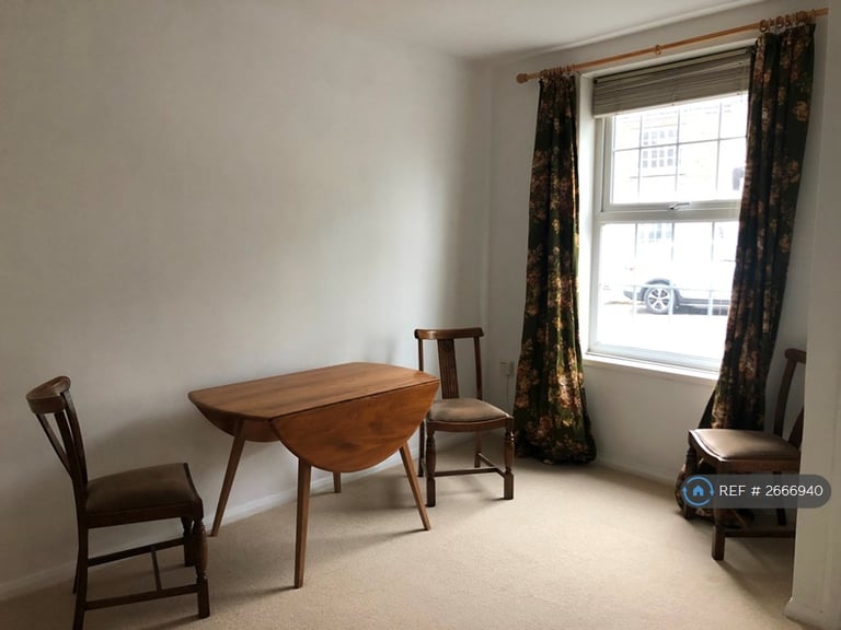 1 bedroom flat in High Street, Newport Pagnell, MK16 (1 bed) (#2666940)