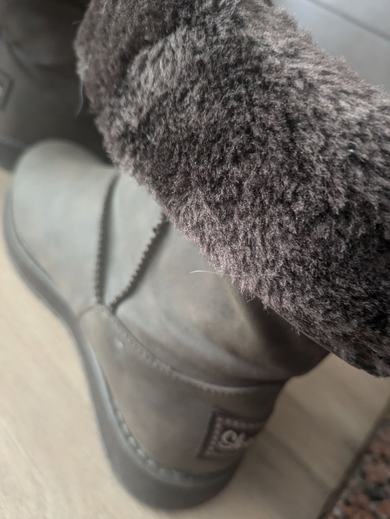 Skechers size 4 boots