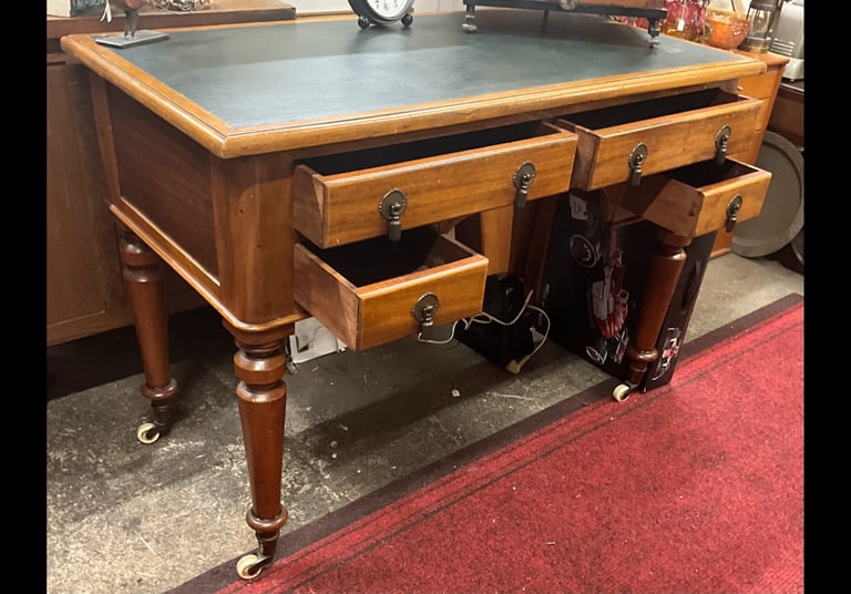 Beautiful Victorian Ladies Writing Desk in very good condition 