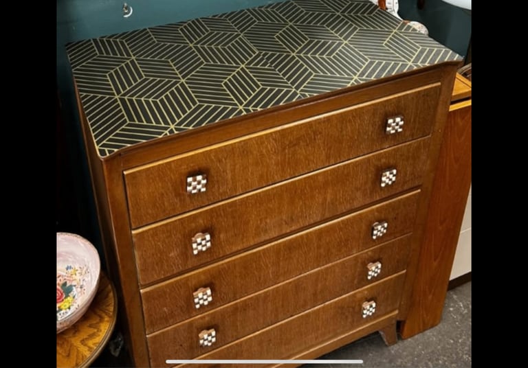 Lovely chest of drawers with 5 smooth drawers 