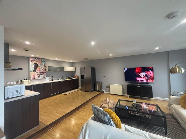 Smart large 2 bed 2 bath city center flat with parking