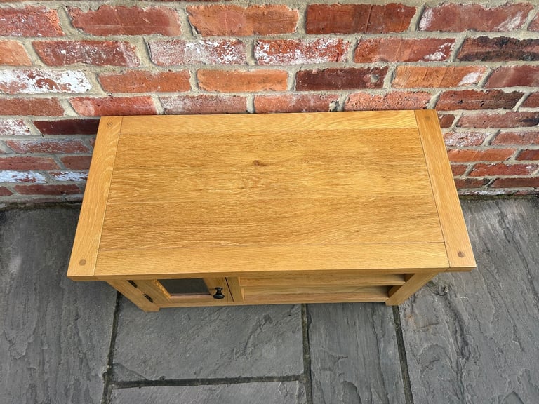 Solid Oak TV Stand - Excellent Condition 