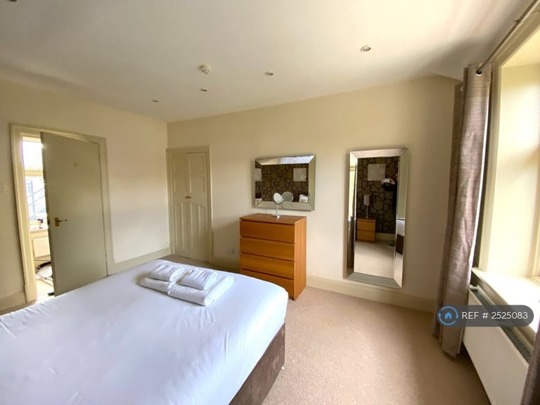 1 bedroom flat in Langcliffe Avenue East, Harrogate, HG2 (1 bed) (#2525083)