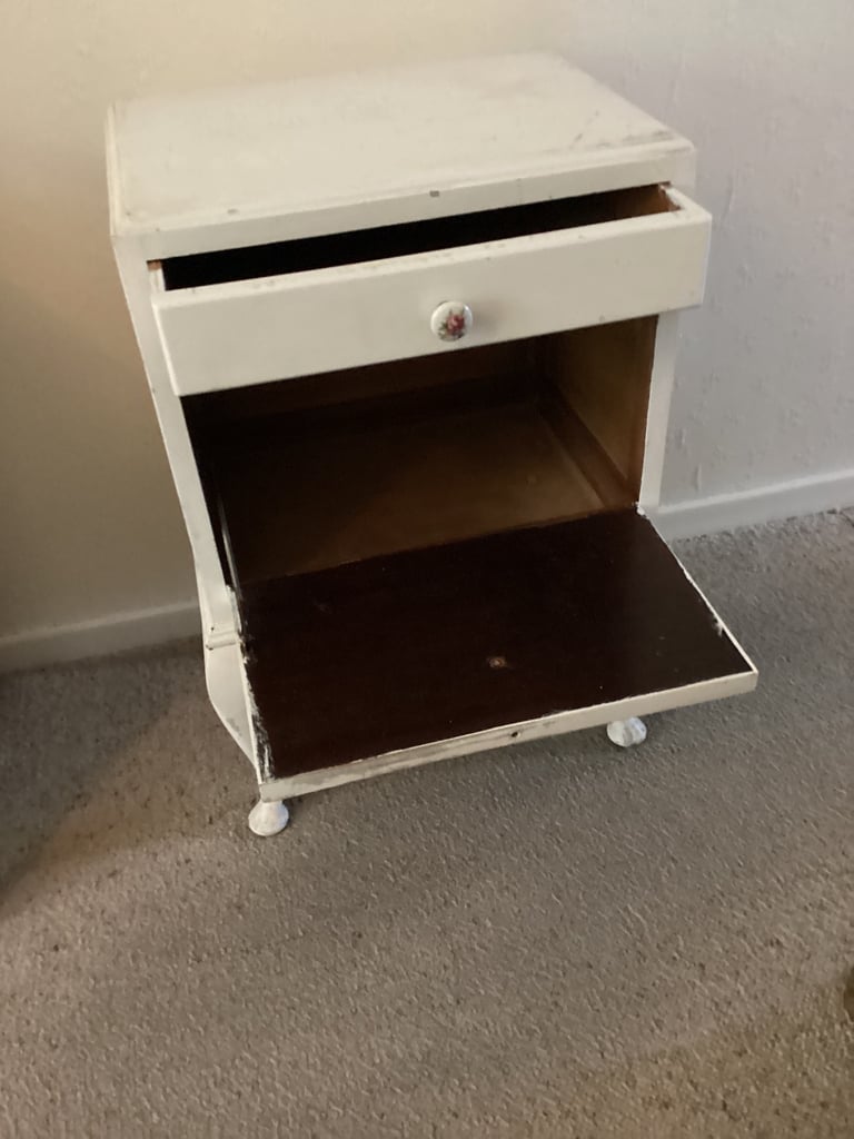  Bedside Cabinet 