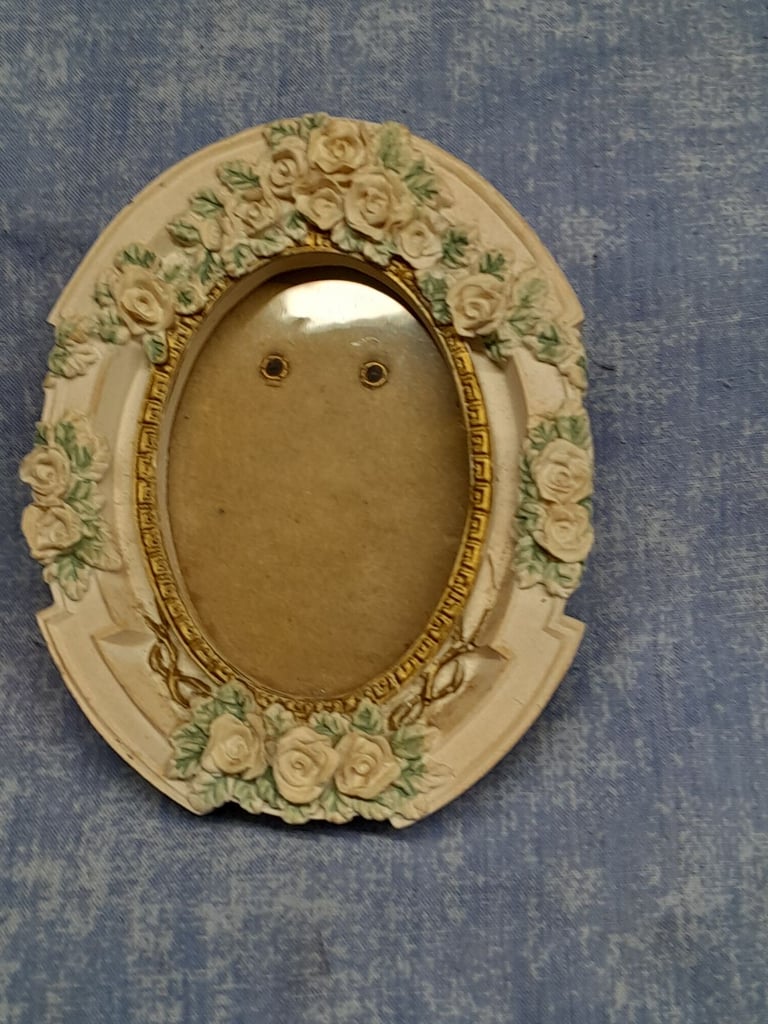 Vintage Oval resin photograph frame shabby