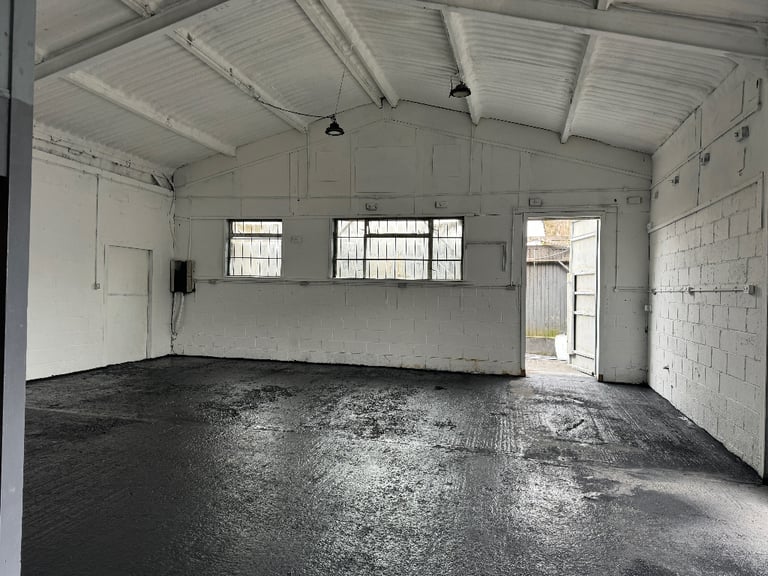 Workshop warehouse with office to rent Maidenhead Bracknell 1600 sq ft