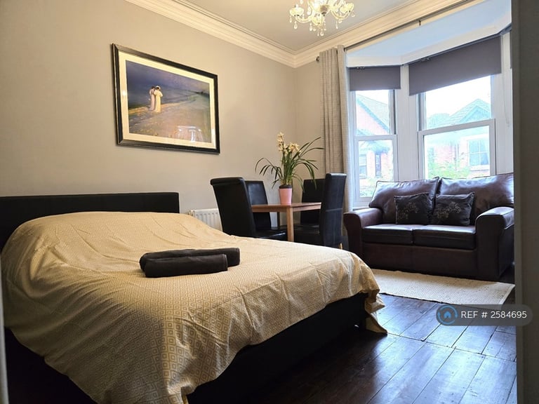 image for 2 bedroom flat in Guildford, Guildford, GU2 (2 bed) (#2584695)