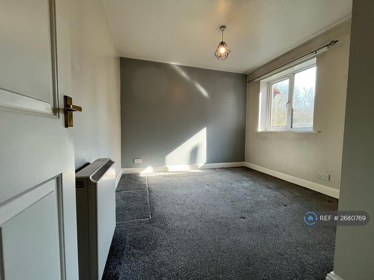 1 bedroom flat in Berkeley Crescent, Hyde, SK14 (1 bed) (#2680769)