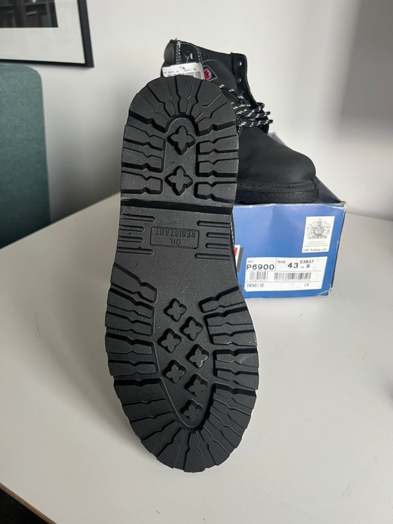 image for TUF - P6900 Safety Boots (UK 9)