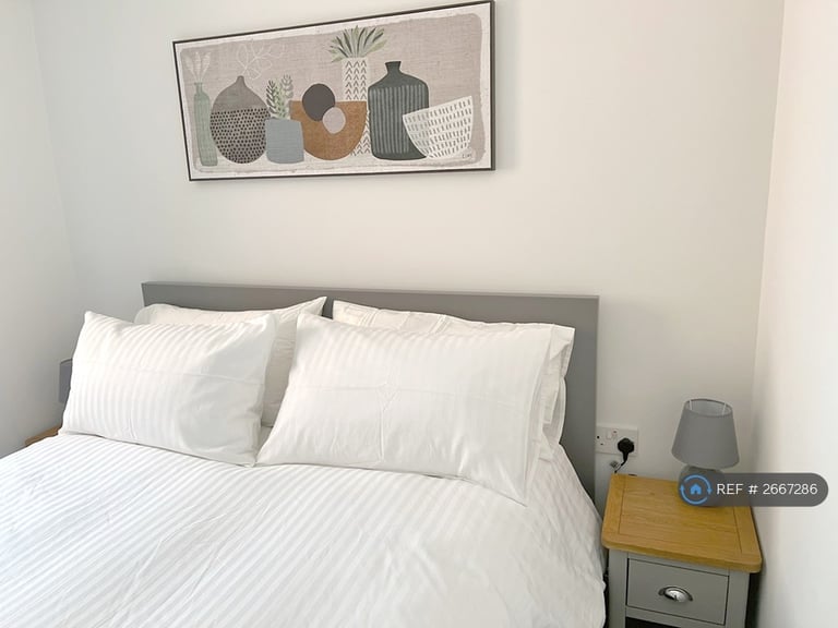 2 bedroom flat in Royal Esplanade, Margate, CT9 (2 bed) (#2667286)