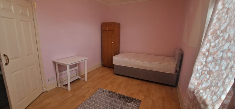 1 bedroom flat + large living space TS1 Middlesbrough ground seperate entrance