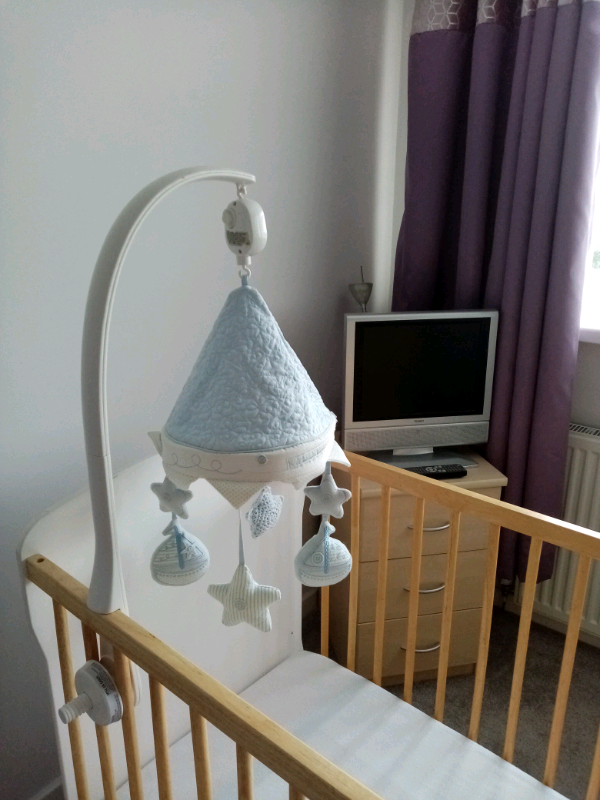 Cot bedding +mobile 