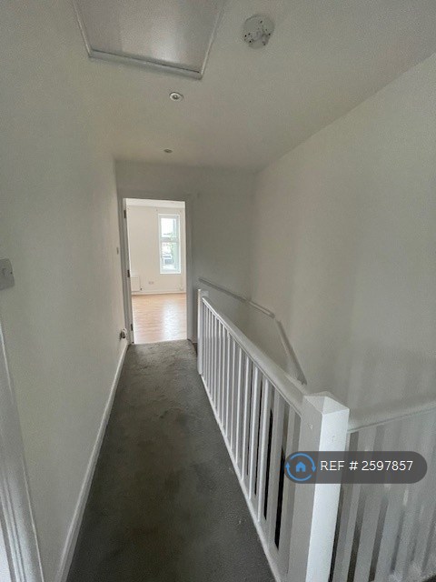 1 bedroom flat in Upper Elmers End Road, Beckenham, BR3 (1 bed) (#2597857)