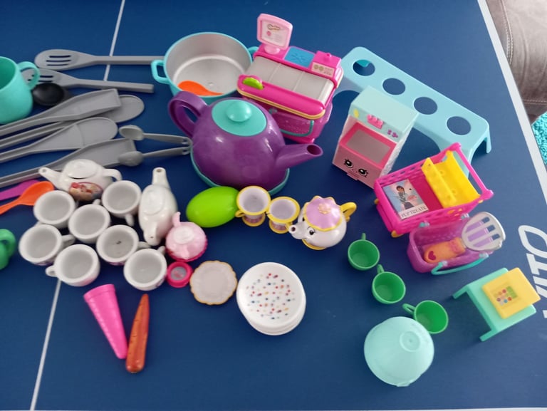 Tea pots and shop accessories toys