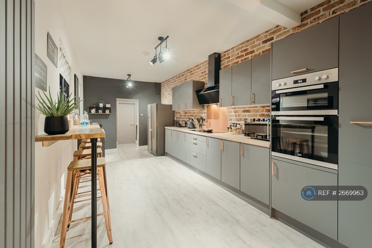 5 bedroom house in Stretton Road, Leicester, LE3 (5 bed) (#2669963)