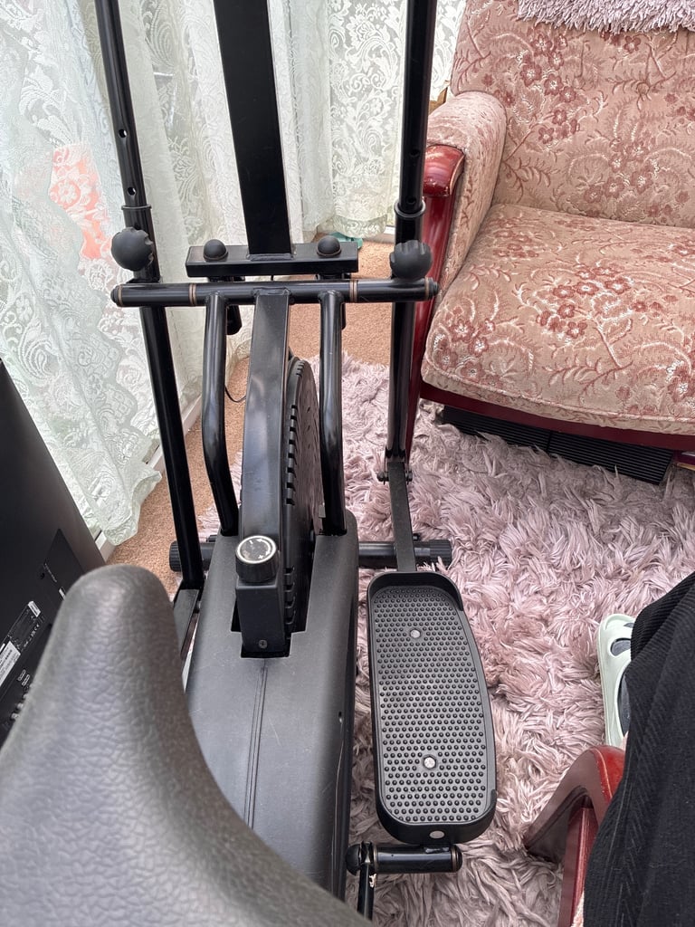 Like-New Elliptical Trainer for Sale – Perfect for Home Workouts