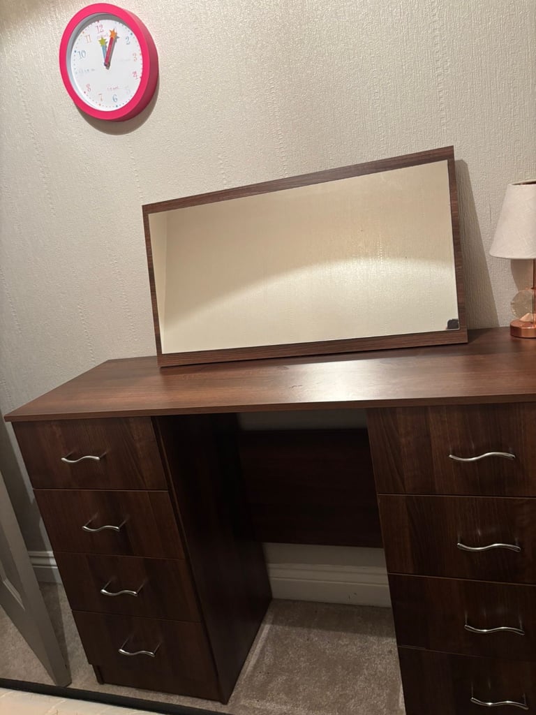 Desk with set of 8 drawers 