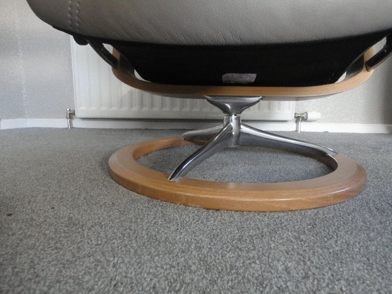 Ekornes stressless large grey leather consul signature recliner chair and footstool
