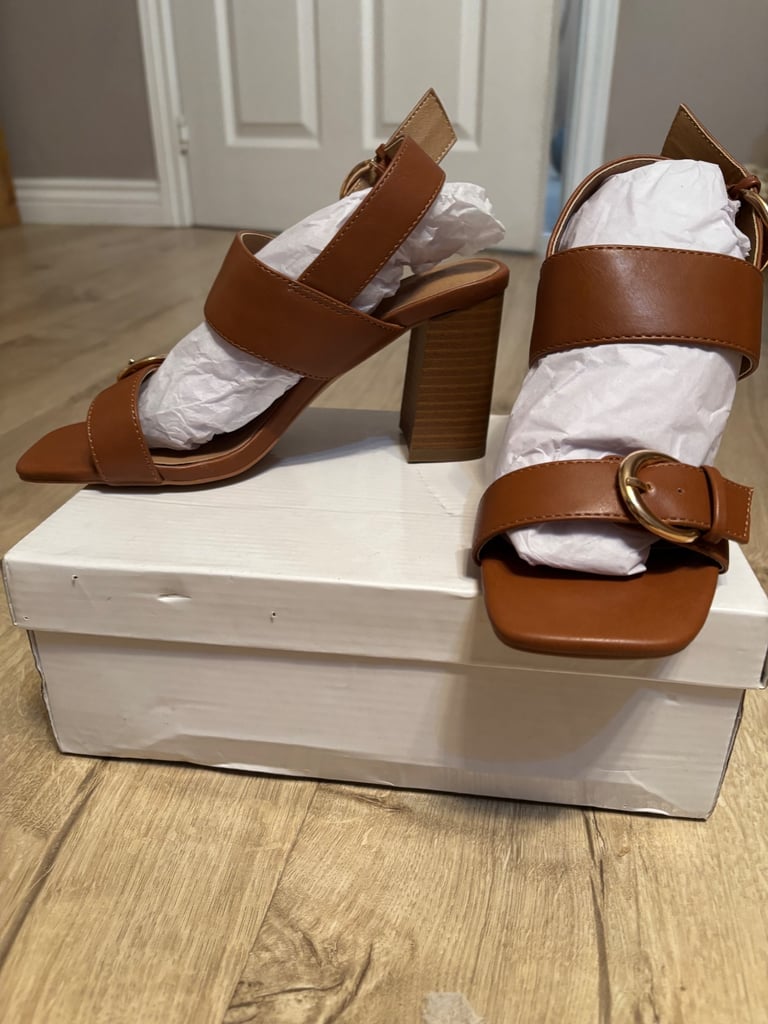 Oasis, circle double buckle strap mules, size 4, pick up only 