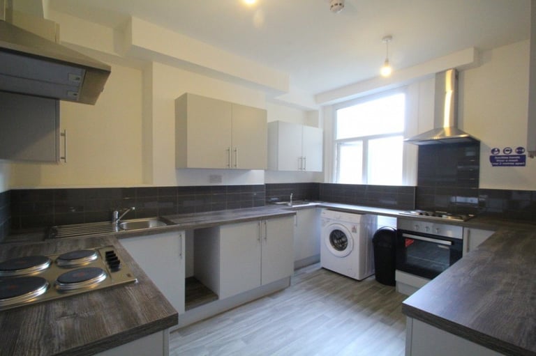 Chain Free! Hane Estate Agents offer a Freehold 1st and 2nd floor 4 room bedsit HMO investment. 