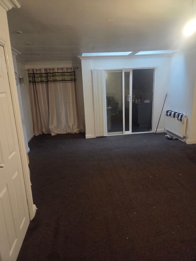 4 to 5 beds house to let