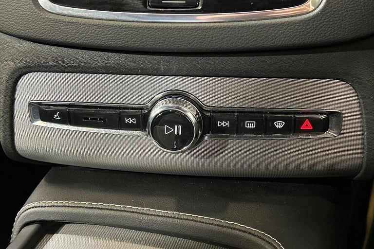 2021 Volvo XC90 Recharge R-Design, T8 AWD plug-in hybrid, 7 Seats ESTATE Petrol/Electric Hybrid A...