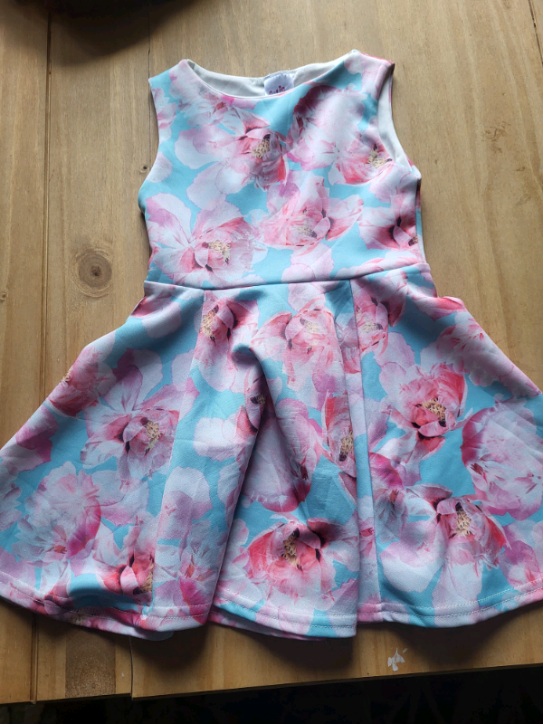 Small bundle of dresses/outfits for age 3-4
