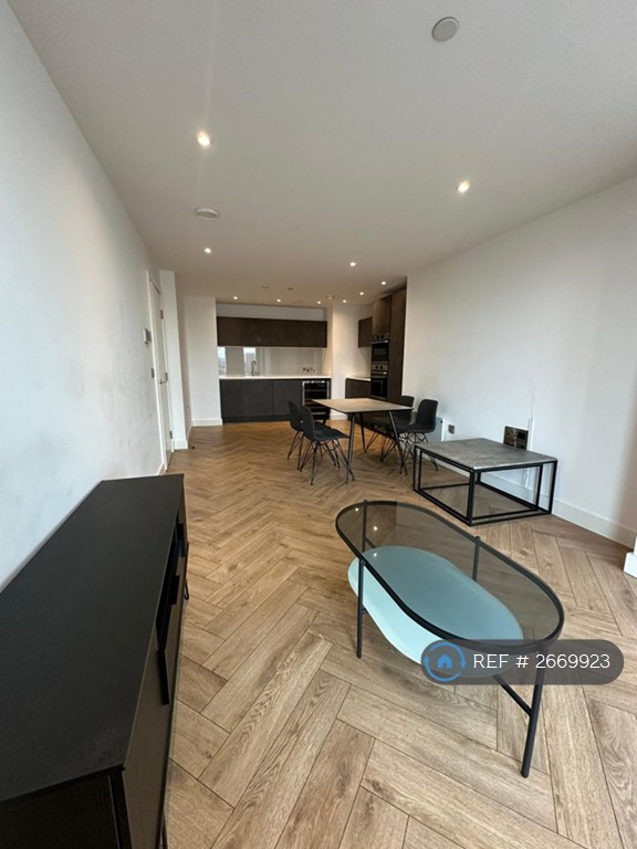 2 bedroom flat in Elizabeth Tower At Crown Street, Manchester, M15 (2 bed) (#2669923)