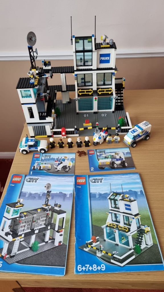 Lego City Police Headquarters set 7744