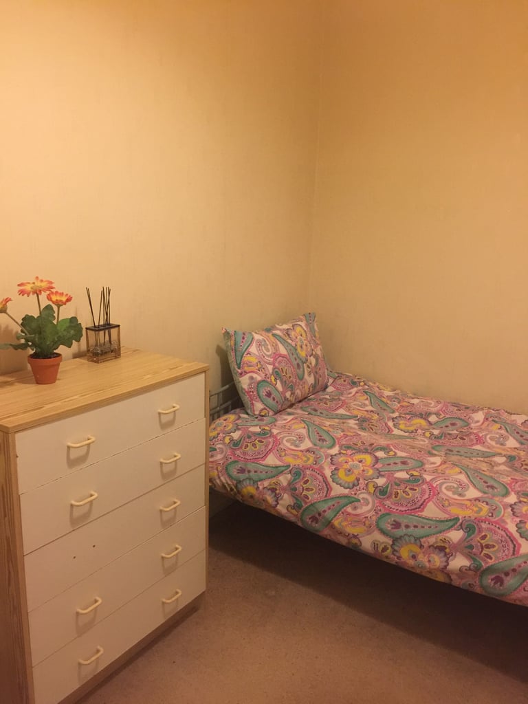  Spacious 3-Bed Flat in Dalry – Quiet Location, Excellent Transport Links