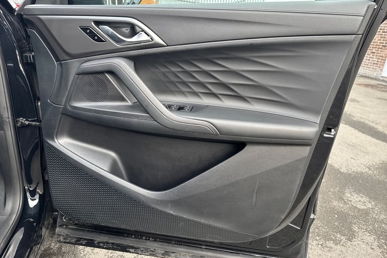 2025 MG MG HS 106287 Hatchback Petrol Automatic