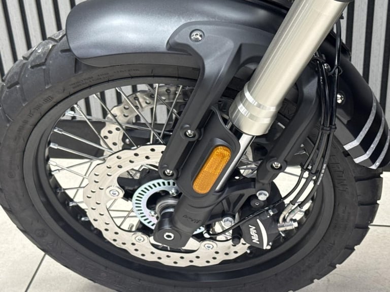 Voge ac525X in grey with yellow decals and only 211 Miles retro adventure