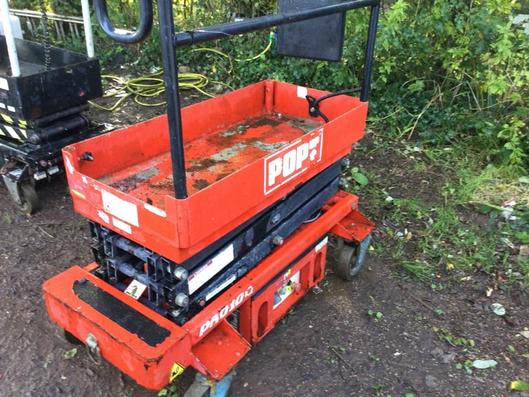 Pair of scissor lifts