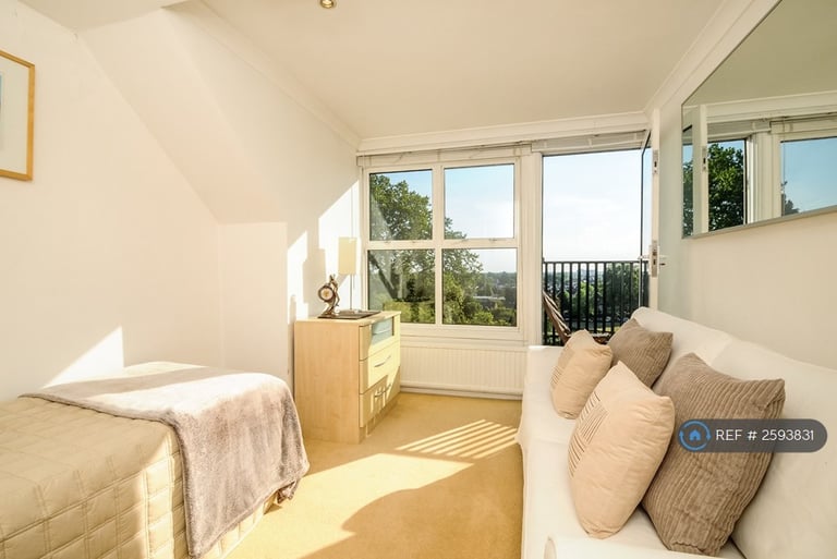3 bedroom flat in Petersham Road, Richmond, Surrey, TW10 (3 bed) (#2593831)