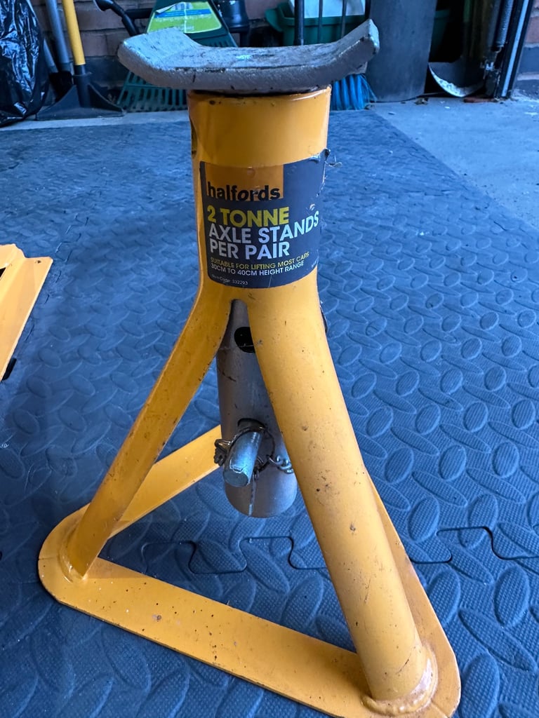 2 tonne car ramps (x 2) and single axle stand