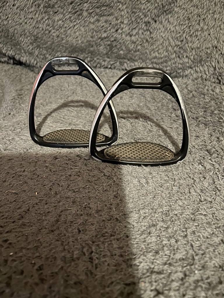 Racehorse stirrup irons