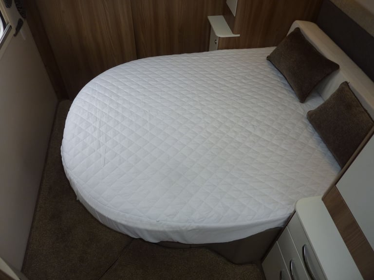 Swift Charisma FIXED ISLAND BED 2018
