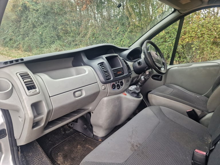 2010 Vauxhall Vivaro Silver  Spares Repairs  SWB  Needs Starter motor  A/C