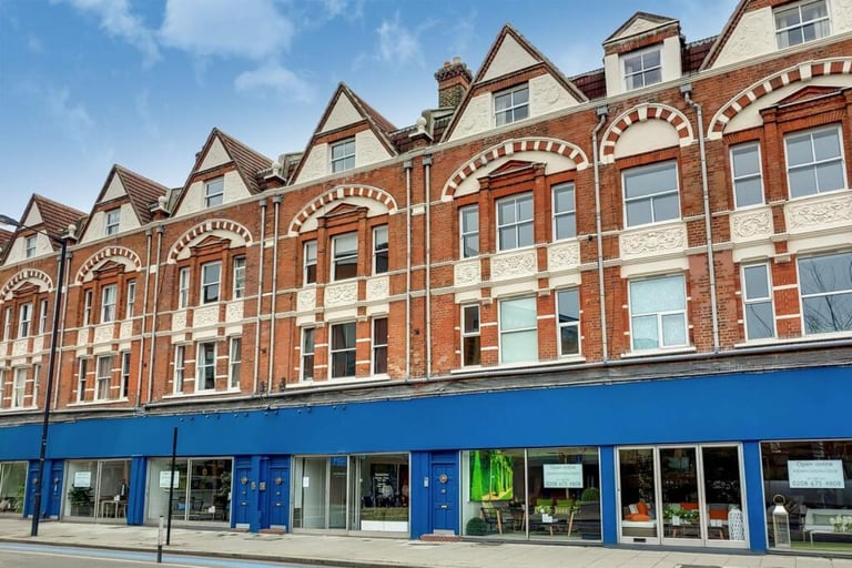 3 bedroom flat in Balham Hill, London, SW12